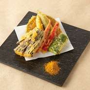 茄子やオクラをはじめ、天ぷらでは珍しいきゅうりなど6種の夏野菜天ぷらをカレー塩でお召し上がりください。

