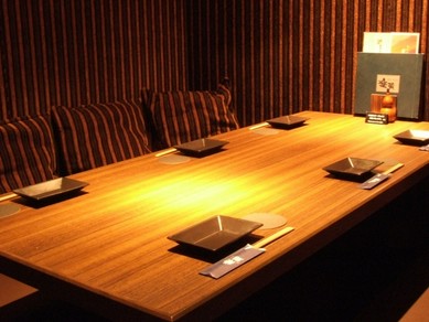 和の伝統とモダニズムが融和した空間で、プレミアムなひとときを