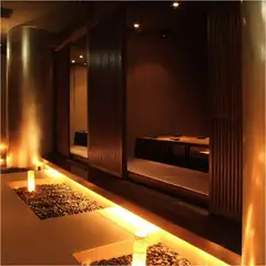 2人きりの個室でロマンティックなディナーデート