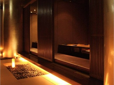 2人きりの個室でロマンティックなディナーデート