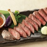 黒毛和牛のもも肉を使用しております。玉ねぎとリンゴを使用した自家製ソースやわさびおろしでさっぱりとお召し上がりいただけます。