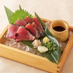 もっちりとした口当たりの良さに、炭火焼きならではの皮の香ばしさ。薬味と一緒にお召し上がりください。