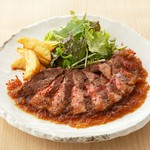 希少部位の「牛ミスジ」をステーキで堪能できます。肉の旨味とコク、とろけるような柔らかさが絶妙。お酒との相性も良いので、是非ご一緒に楽しんでみてはいかがでしょうか。