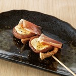 冬を越えたしいたけは成長し身が締まり、焼くと旨みたっぷり。クリームチーズのまろやかさと生ハムの塩気が絶妙です。