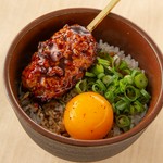 にんにくの効いた味噌ベースの『白もつ鍋』。ロース肉やバラ肉と比べてスタミナ抜群です。追加具材も豊富なので、〆は雑炊やラーメン、うどんなどお好みでどうぞ。