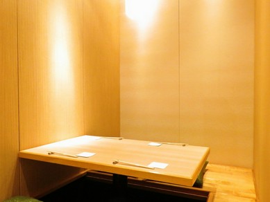 上品にまとめられた個室を2人だけのデートで利用