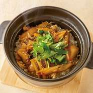 甘辛いタレが染み込んだご飯に、穴子の旨みが絡み合い、口の中でとろける味わいです。