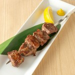 老若男女問わず、大好評な人気メニュー。シェフが一から丁寧に調理してくれ、外はカリッと中はジューシーな仕上がりになっています。口中にジュワッと肉の旨味が広がり、いつもとは違う特別な味わいです。