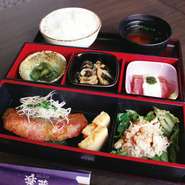 （小鉢/椀/香の物付き）

※週により内容が異なる為、写真はイメージとなります。
※ライス大盛りは無料でございます。