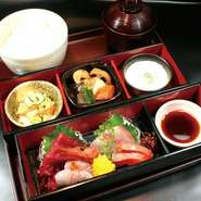 （小鉢/椀/香の物付き）

※仕入れ状況により内容が異なりますので、写真はイメージとなります。
※ライス大盛りは無料でございます。