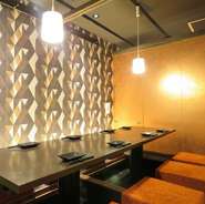 ひっそりとした隠れ家的な個室空間があります。細部にまで気を使ったインテリアや間接照明が温かな空間を演出。静かな空間でいただく美食の数々に、身も心も癒されます。