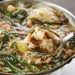 もつの旨味と絶妙な辛さがクセになる台湾もつ鍋コース