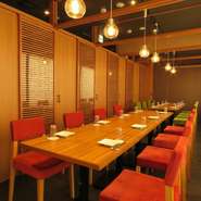 様々なタイプの個室があるのが、何と言っても魅力。個室は少人数から利用が出来ます。時と場合によって、好みの個室を利用出来るのが嬉しい所です。プライベート感溢れるひと時が過ごせます。