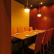 お目出度い両家の顔合わせに相応しい、華やかさを感じさせる個室も完備。少々人数が増えても、多様なタイプの個室があるので安心です。上質な和の空間で、ゆっくりと過ごせます。