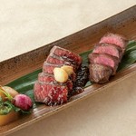 黒毛和牛のもも肉を使用。おろし玉葱ソースや自家製の塩レモン、わさびなど色々な薬味とご一緒に。