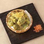 芽キャベツのほろ苦さが口に広がる春らしい一品。桜海老塩を付けてどうぞ。