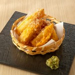 外はカリッと香ばしく、中からじゅわっと出汁の旨味たっぷりな竹の子。そのままでも、ふき味噌をつけても。