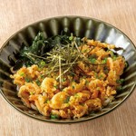 生の桜海老と肉厚で柔らかく風味豊かなわかめはうどんと相性抜群。