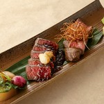 黒毛和牛のもも肉を使用。おろし玉葱ソースや自家製の塩レモン、わさびなど色々な薬味とご一緒に。