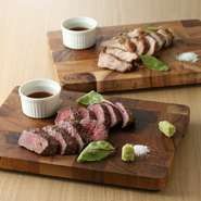 当店の看板メニュー『オーシャンビーフと雪室豚の熟成肉』は、厳選した牛肉、豚肉をじっくり時間をかけ熟成させ、旨みを凝縮させています。 