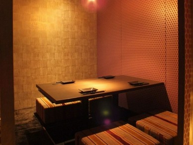 2人きりの個室でロマンティックなディナーデート