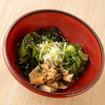 肉厚で、歯ごたえがしっかりしているわかめと旨味たっぷりの穴子を合わせました。