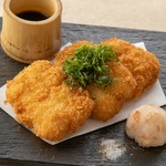活〆の鱧を使用し衣はサクサク、身はふわふわ。梅肉おろしや山椒塩でさっぱりとお召し上がりください。