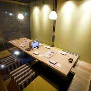 和装と洋装を見事に融合させた、ハイカラな雰囲気がとても素敵。可愛らしい壁紙と格子の壁から透けて見える室内の様子に、心が躍ります。