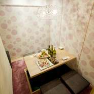 カップルから宴会まで利用でき、更には夜景の見える窓際席も多数ご用意。どなたと訪れても会話に花が咲きます。これが、【ウメ子の家】が持つ魅力のひとつ。日々、大勢訪れるゲストのニーズに全力で応えています。