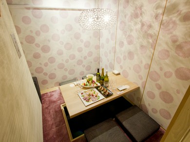 2名〜60名用まである個室は、全て足を伸ばしてくつろげる個室