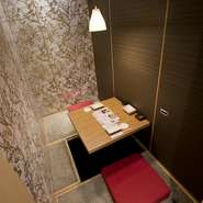 可愛らしさとクラシカルな意匠が、絶妙なバランスで施されている内装。カジュアルでも特別な日のデートでも、どちらでも訪れやすい雰囲気です。居心地のよさを感じながら過ごすふたりの絆は、さらに深まります。