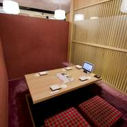 接待や商談の場として利用するのはいかがでしょう。ナチュラルな木のテーブルや椅子を使った掘りごたつ席は、和の温もりも感じさせてくれます。