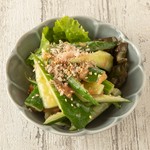 スペイン産の生ハムをレモン風味のドレッシングでさっぱりと。

2人前：693円
3～4人前：913円