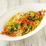 藁焼きの風味が良く、旨味たっぷりのカツオにたっぷりの香味野菜。醤油ベースのマスタードソースと相性抜群。