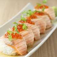 定番メニューを始め、お客様が驚くような意外性のある料理、さらには季節限定料理などをつくります。さらに、『炙りサーモンとイクラの親子ロール寿司』のような、少し遊び心を加えたメニューも忘れません。