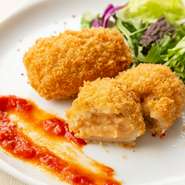 手作りのクリームコロッケは蟹の身を贅沢に使用しました。追加（379円）も可能です。