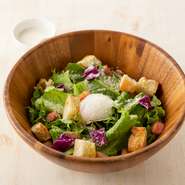 スモークチーズ、パルメザンチーズ、カマンベールチーズをブレンドした濃厚シーザードレッシングが決め手。ちょっと贅沢なサラダです。