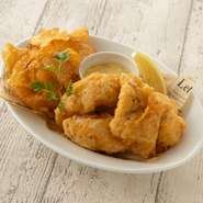 肉厚な白身魚のフリッターにカレー風味の具沢山タルタルソースをディップしてお召し上がりください。