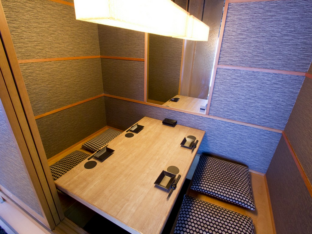 2人きりの個室でロマンティックなディナーデート