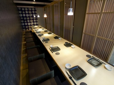 バリエーション豊富な料理を囲んで盛り上がる歓送迎会