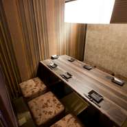 間接照明に照らされた店内は、しっとりとした空間。日頃の疲れを忘れおくつろぎください。