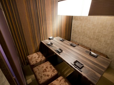 和の伝統とモダニズムが融和した空間で、プレミアムなひとときを