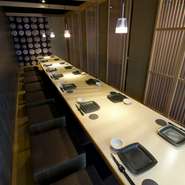 綺麗な店内には耳に心地よいジャズが流れ、リラックスした時間を過ごせます。食器にもこだわりあり。料理に合わせて素敵なお皿で供してくれるので必見です。