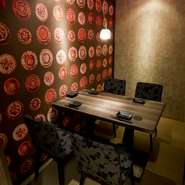 ひっそりとした隠れ家的な個室空間があります。細部にまで気を使ったインテリアや間接照明が温かな空間を演出。静かな空間でいただく美食の数々に、身も心も癒されます。