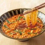 さつまいもの澱粉から作ったタンミョンを使用。ニンニク入り旨辛スープが後を引くオリジナルの一杯。〆にどうぞ。