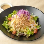 夏にぴったりの冷たいらーめんサラダ！
コクうまドレッシングが決め手。