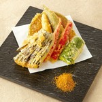 茄子やオクラをはじめ、天ぷらでは珍しいきゅうりなど6種の夏野菜天ぷらをカレー塩でお召し上がりください。