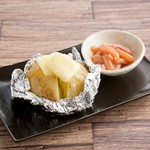 ほくほくの蒸したじゃがいもにバターとイカの塩辛を添えました。