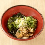 肉厚で、歯ごたえがしっかりしているわかめと旨味たっぷりの穴子を合わせました。