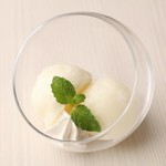当店自慢のデザートです。北海道産牛乳を使用した自家製コーヒー牛乳プリンです。